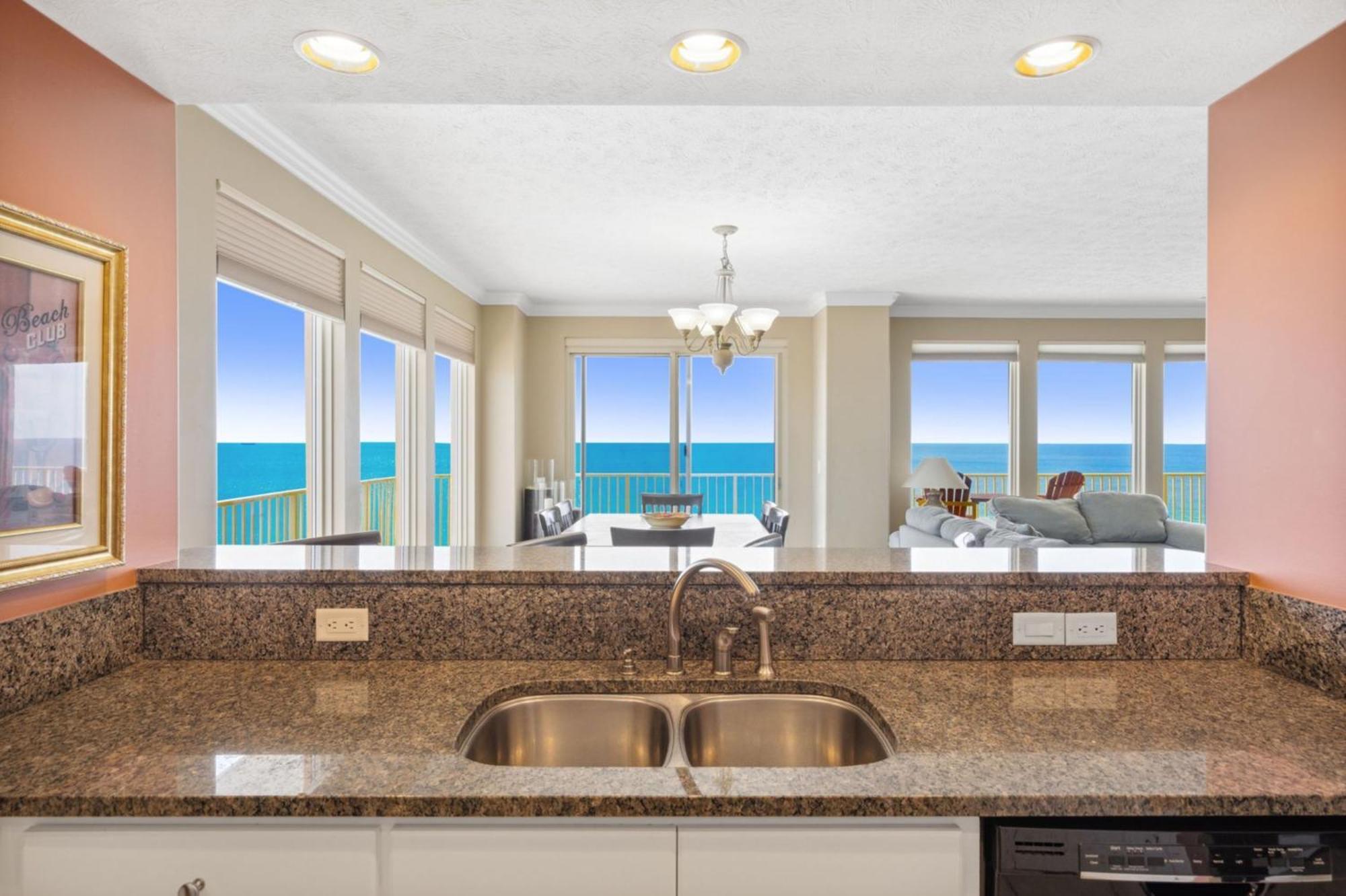Treasure Tides-3br Beachfront Corner Unit Sleeps 8 With Stunning Gulf Views! Holiday home