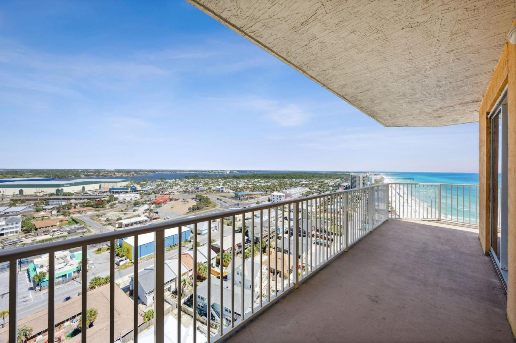 Treasure Tides-3br Beachfront Corner Unit Sleeps 8 With Stunning Gulf Views! Holiday home *