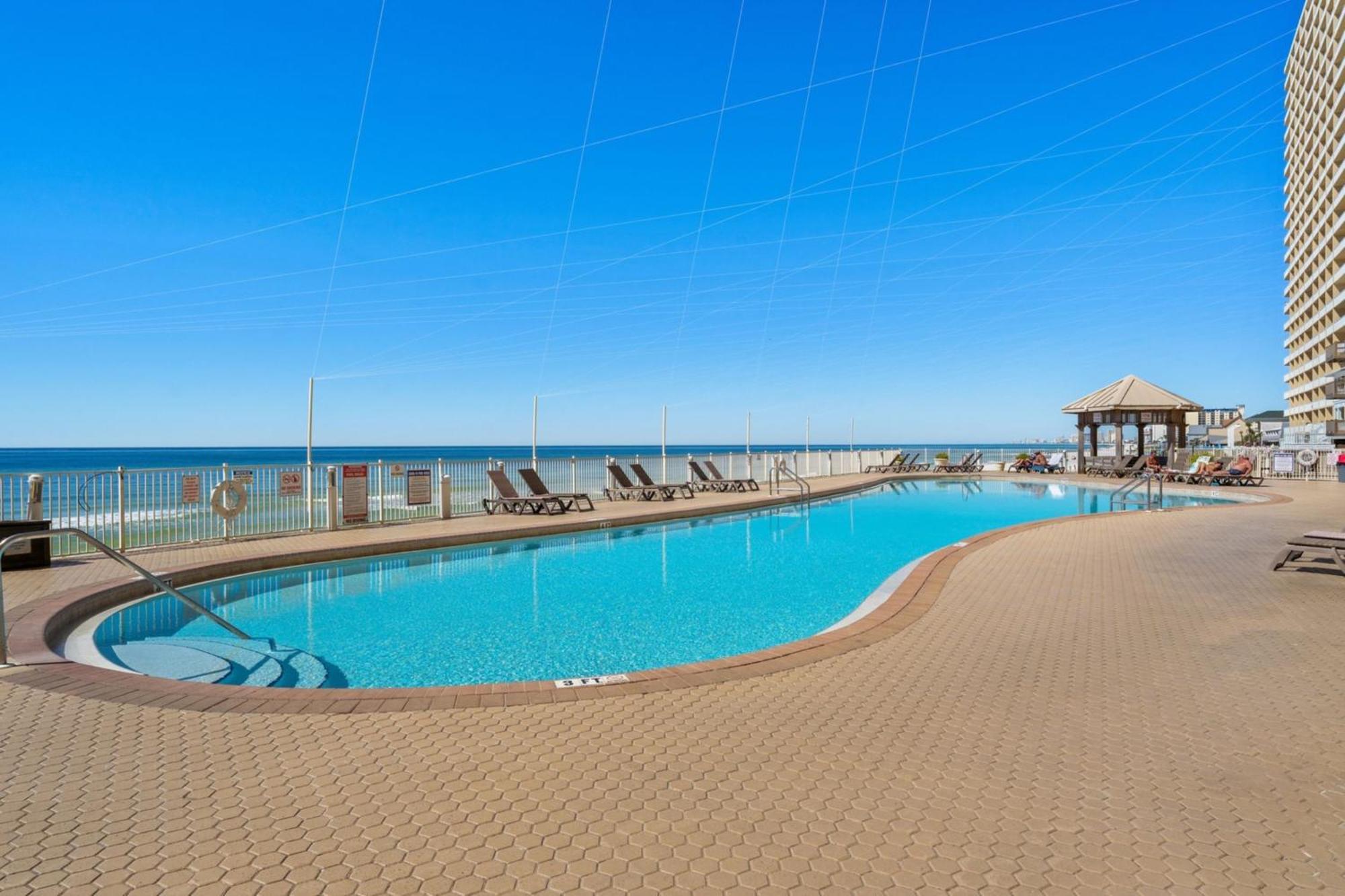 Treasure Tides-3br Beachfront Corner Unit Sleeps 8 With Stunning Gulf Views! Holiday home *