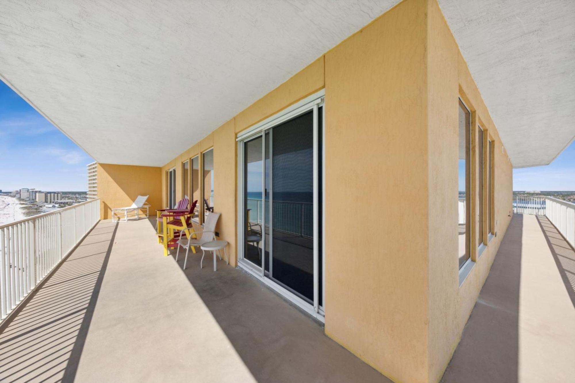 Treasure Tides-3br Beachfront Corner Unit Sleeps 8 With Stunning Gulf Views! Holiday home *